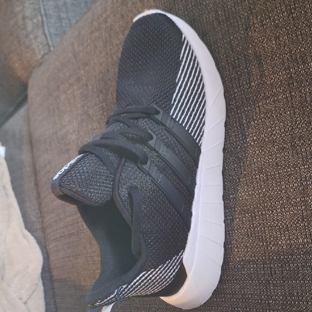 Adidas Mens Sz 7.5 Black and White Athletic Sneakers - Comfortable Everyday Shoe